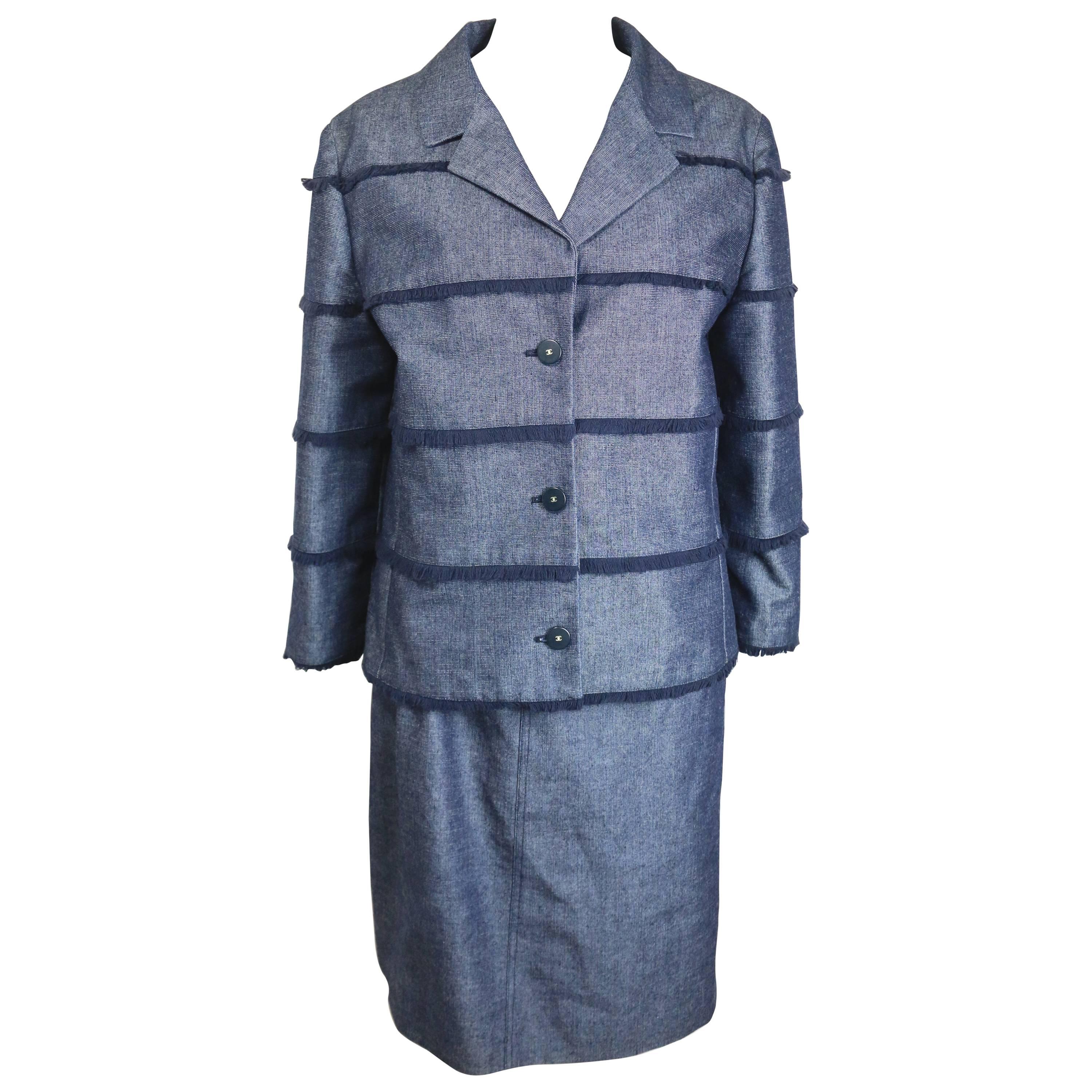 Chanel - Ensemble veste et jupe en denim bleu avec bords bruts à franges  en vente