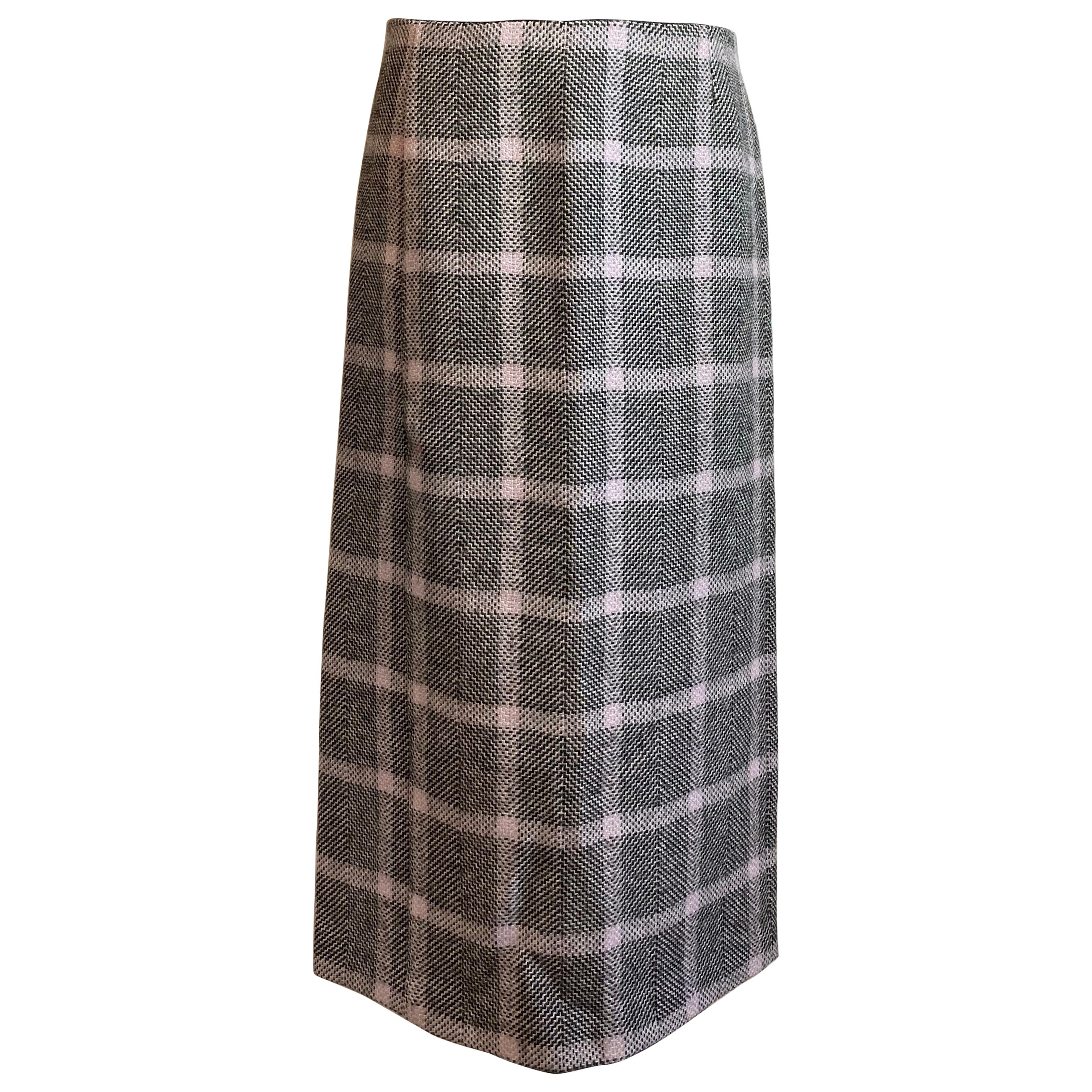 Gucci Tweed skirt in shades of black that looks almost gray and pink lilac with