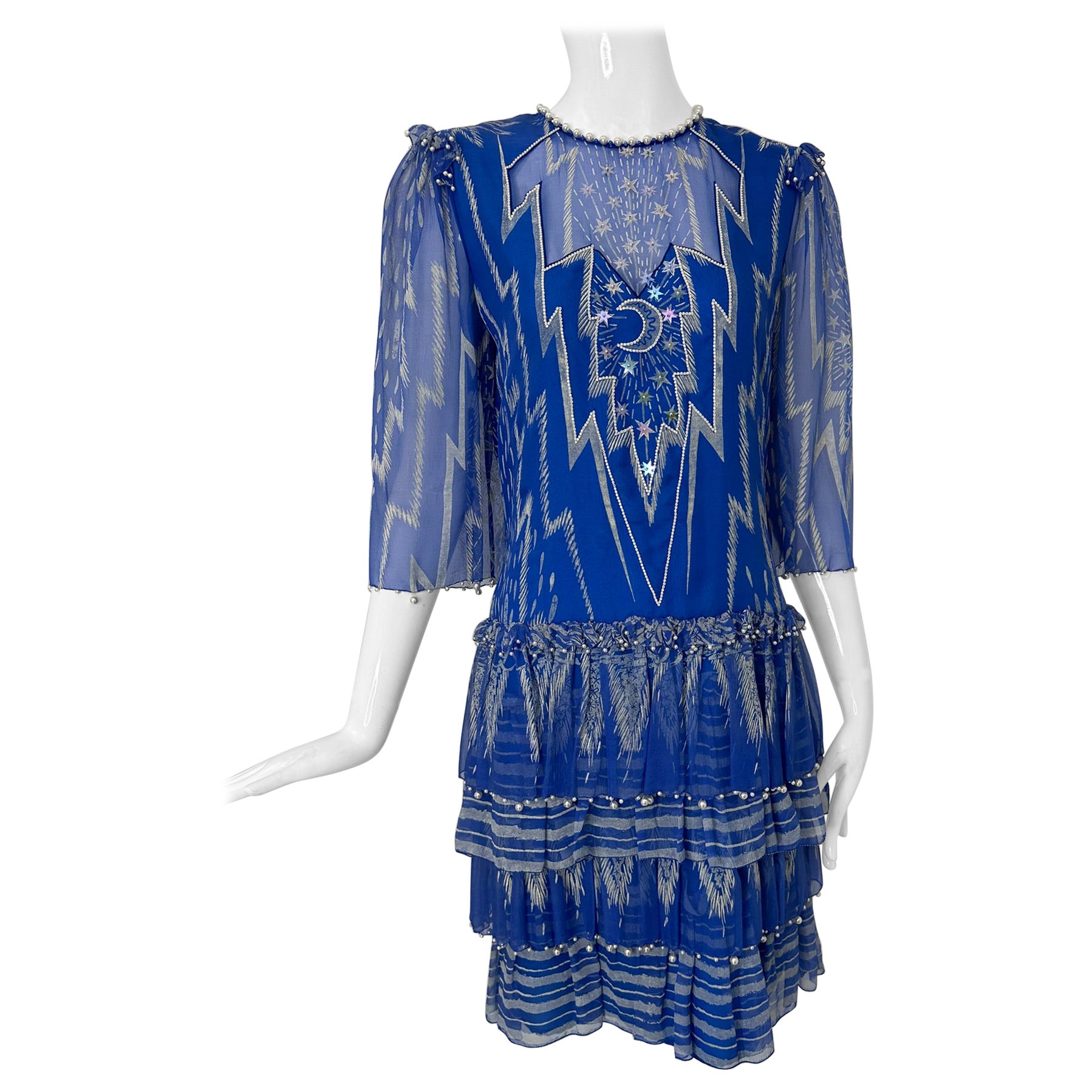 Zandra Rhodes London Vestido de volantes de lentejuelas y perlas con cuentas de seda estampada Moon & Stars en venta