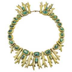 Collana scultorea in acrilico dorato con cabochon di Mary Oros