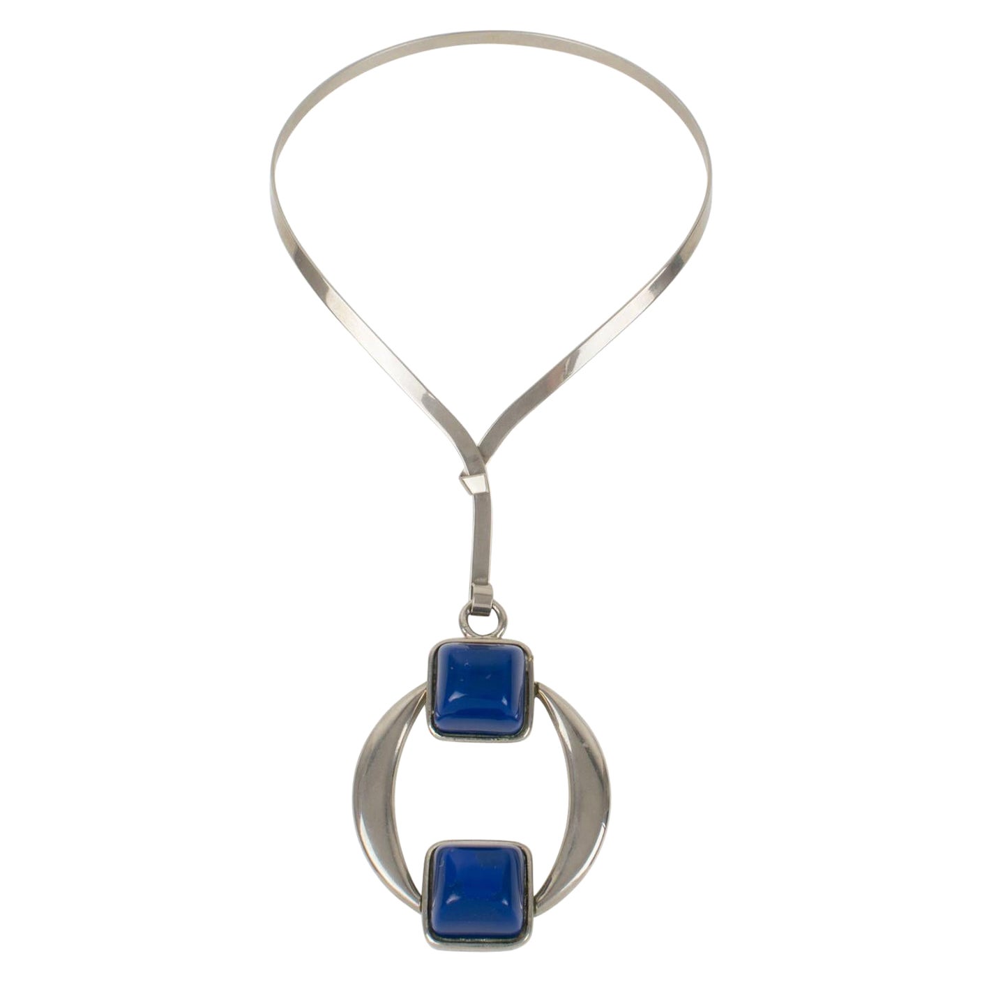 Collier pendentif A Space du milieu du siècle Métal argenté et résine bleue