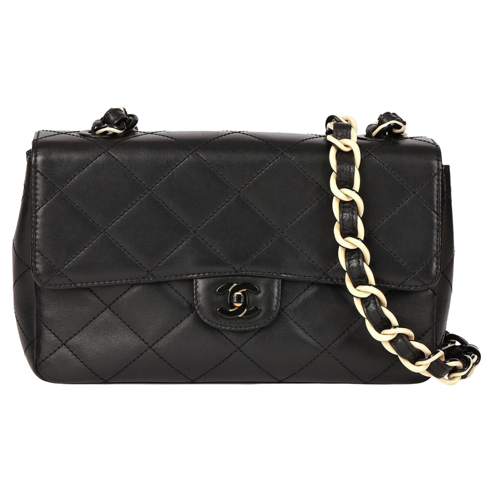 CHANEL Bolso Clásico Acolchado Negro Piel de Cordero Vintage Mediano con Solapa Simple en venta