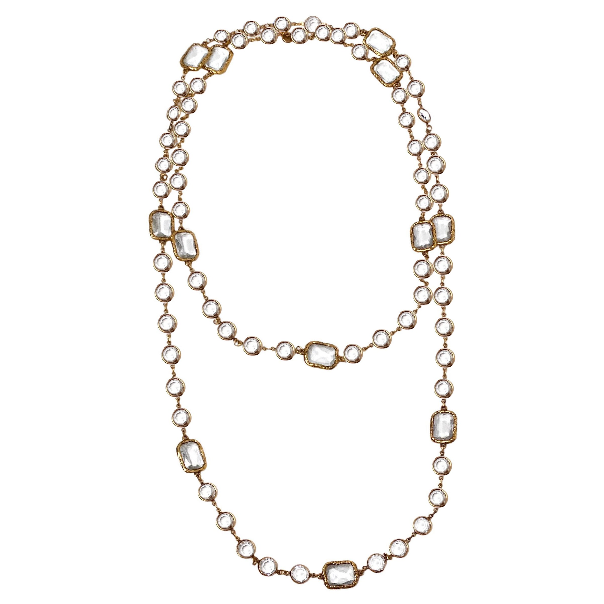 1981 Collana Chanel lunga con cristalli trasparenti e catena placcata oro
