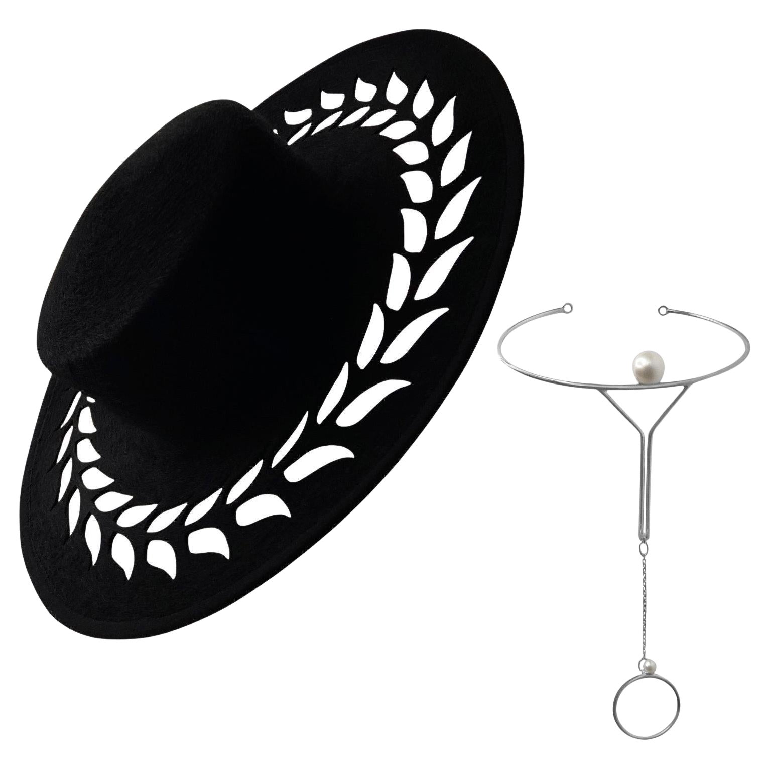 Sombrero minimalista de fieltro con ala ancha y cadena de pulsera con anilla y gemelo