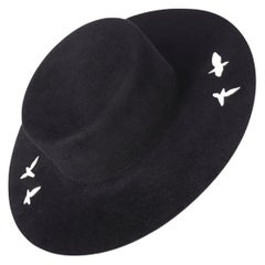 Cappello a tesa larga in feltro nero con motivo di uccelli volanti dal design minimalista e contemporaneo