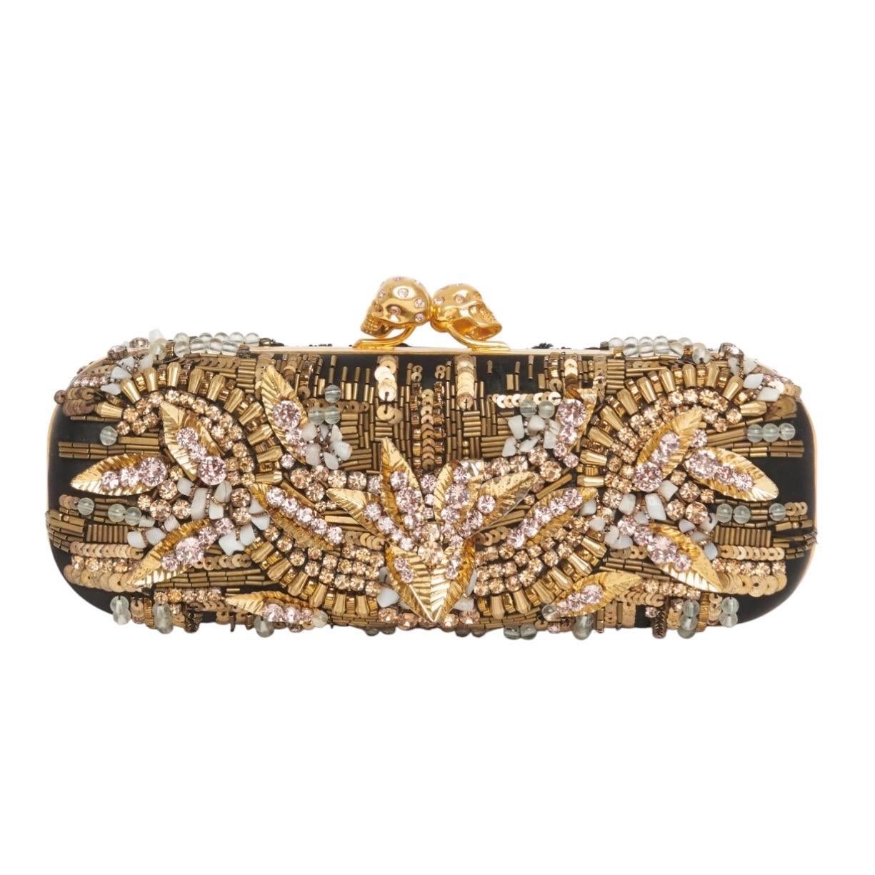 Clutch con teschio impreziosito di Alexander McQueen