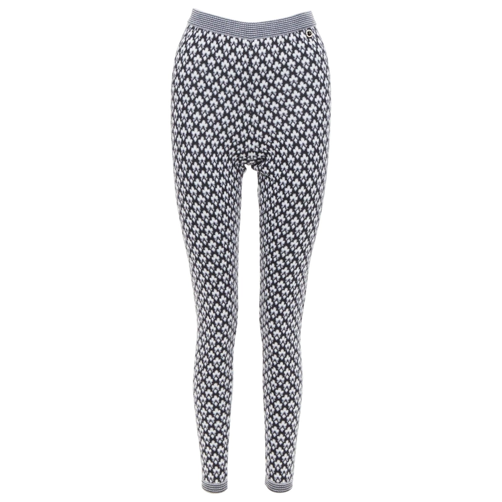 CHANEL Pantalon en maille extensible gris 100 % cachemire avec logo CC et boutons en perles, taille FR 38 M