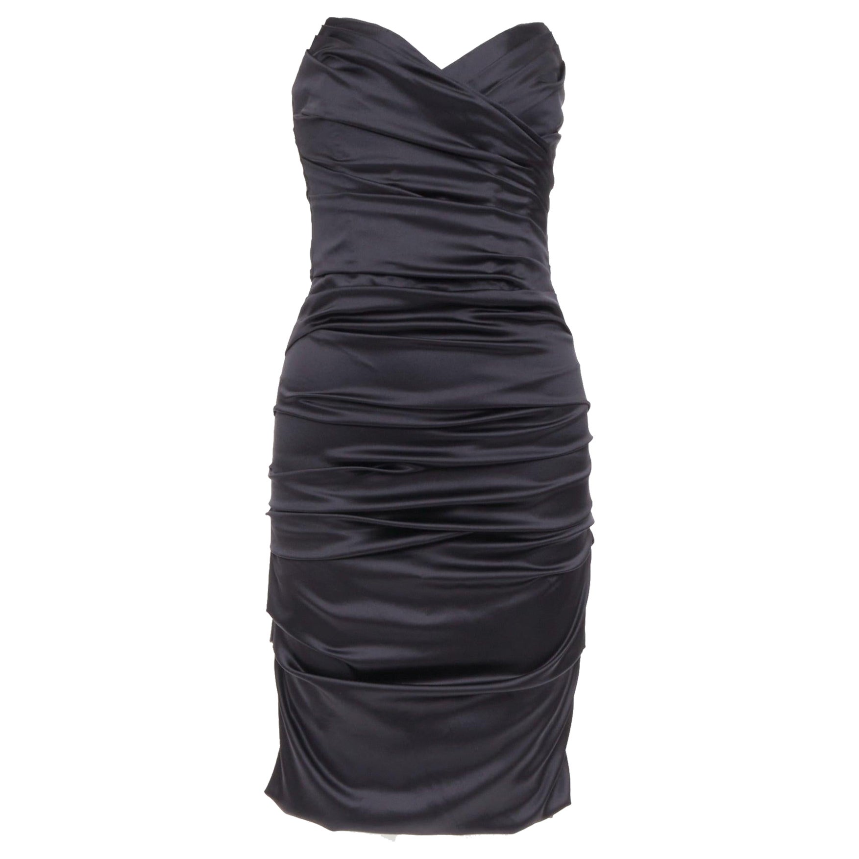 DOLCE GABBANA Robe de cocktail à buste angulaire froncé en soie noire, taille IT 40 S en vente