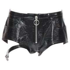 COURREGES pantaloncini da ragazzo FR38 M in vinile nero ad alta lucentezza con bretelle tagliate.