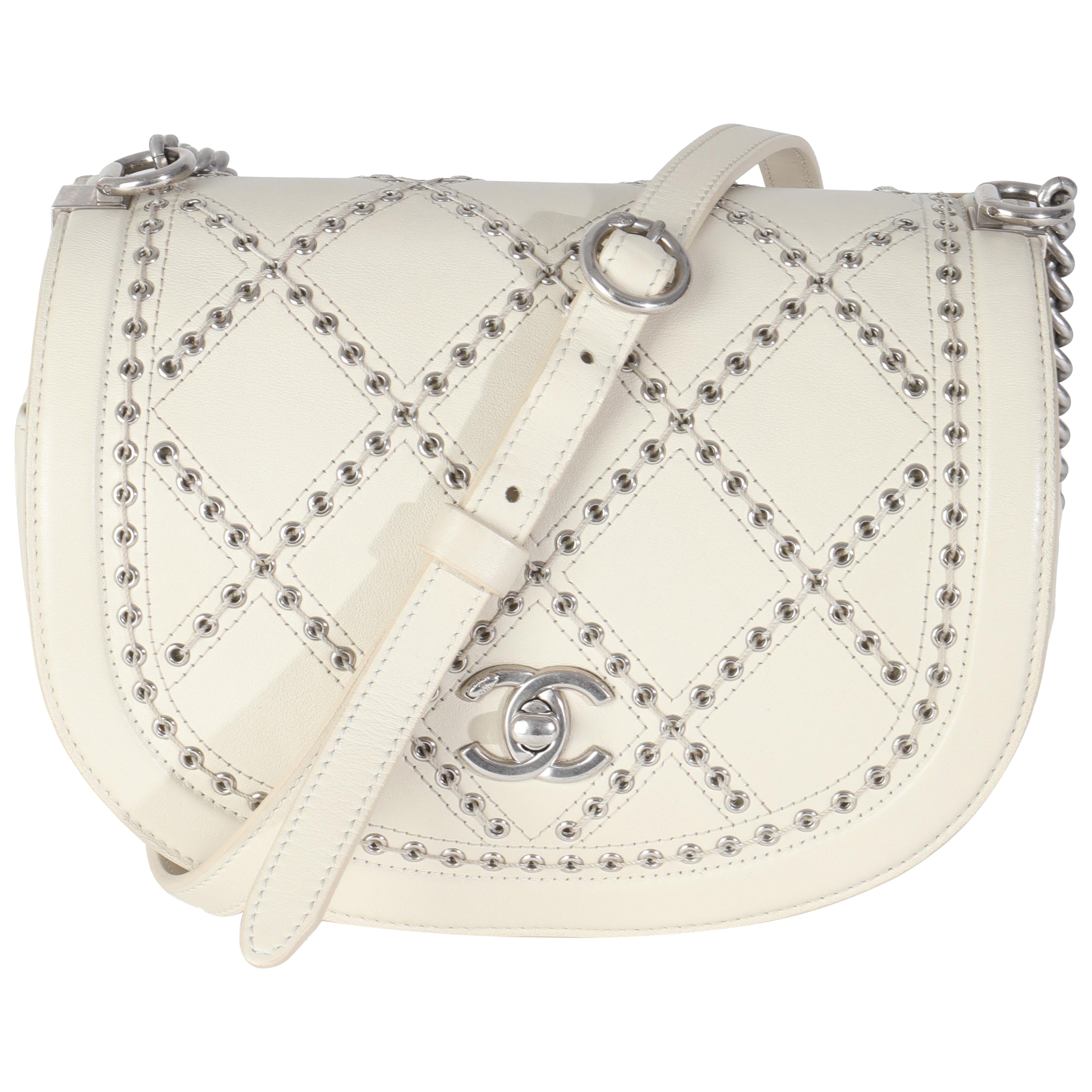 Bolso con solapa pequeño Coco Chanel de piel de becerro color marfil