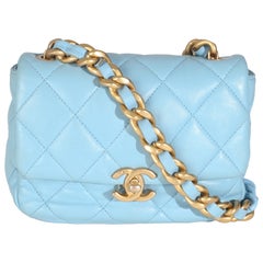 Chanel Mini Flap in pelle d'agnello trapuntata blu chiaro con catena laccata