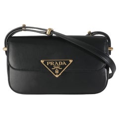 Borsa a tracolla con logo in pelle liscia nera di Prada