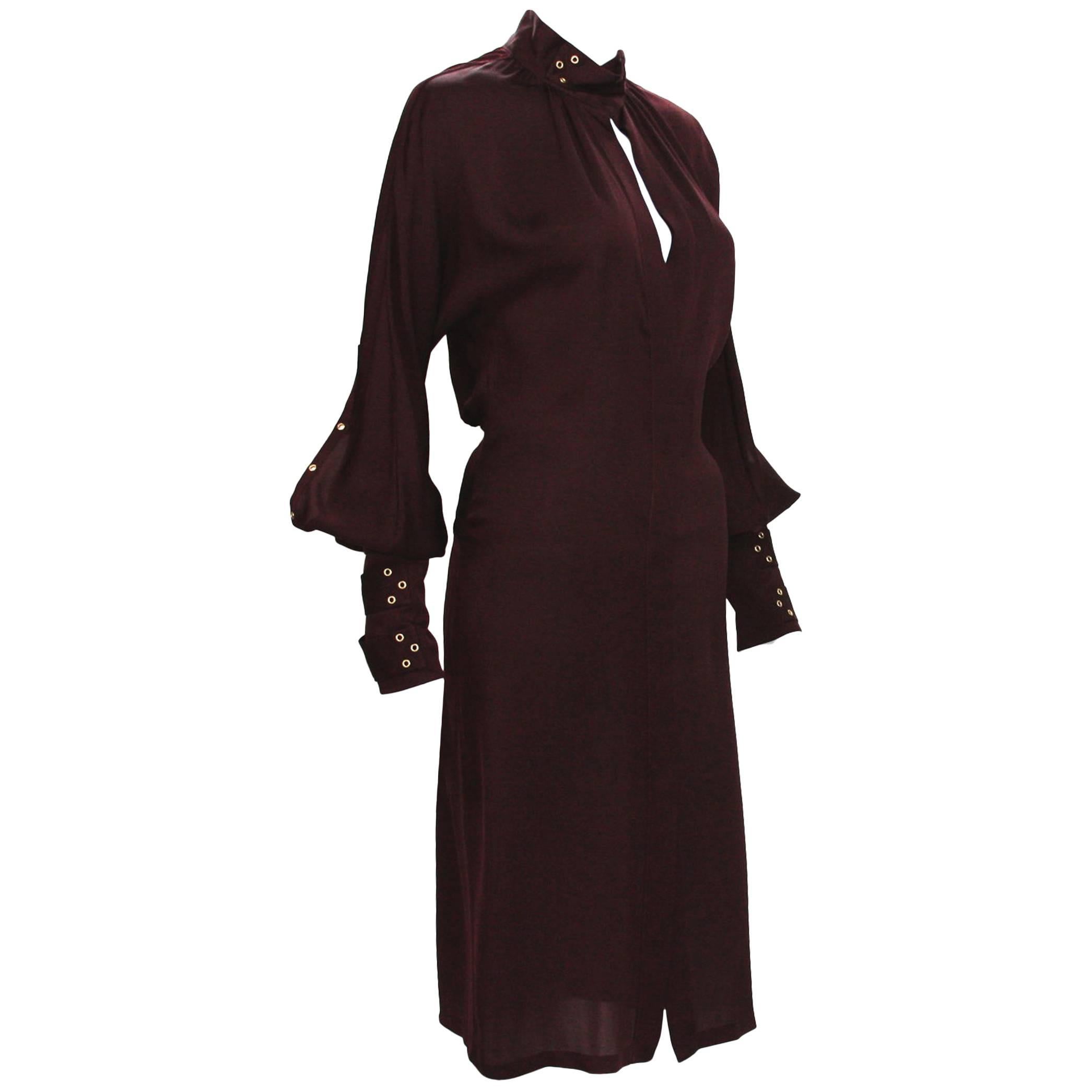 Tom Ford für Gucci 2003 Kollektion Burgunderfarbenes Kleid mit Ösenärmeln und 3 Schnallenverschlüssen 40 -  im Angebot