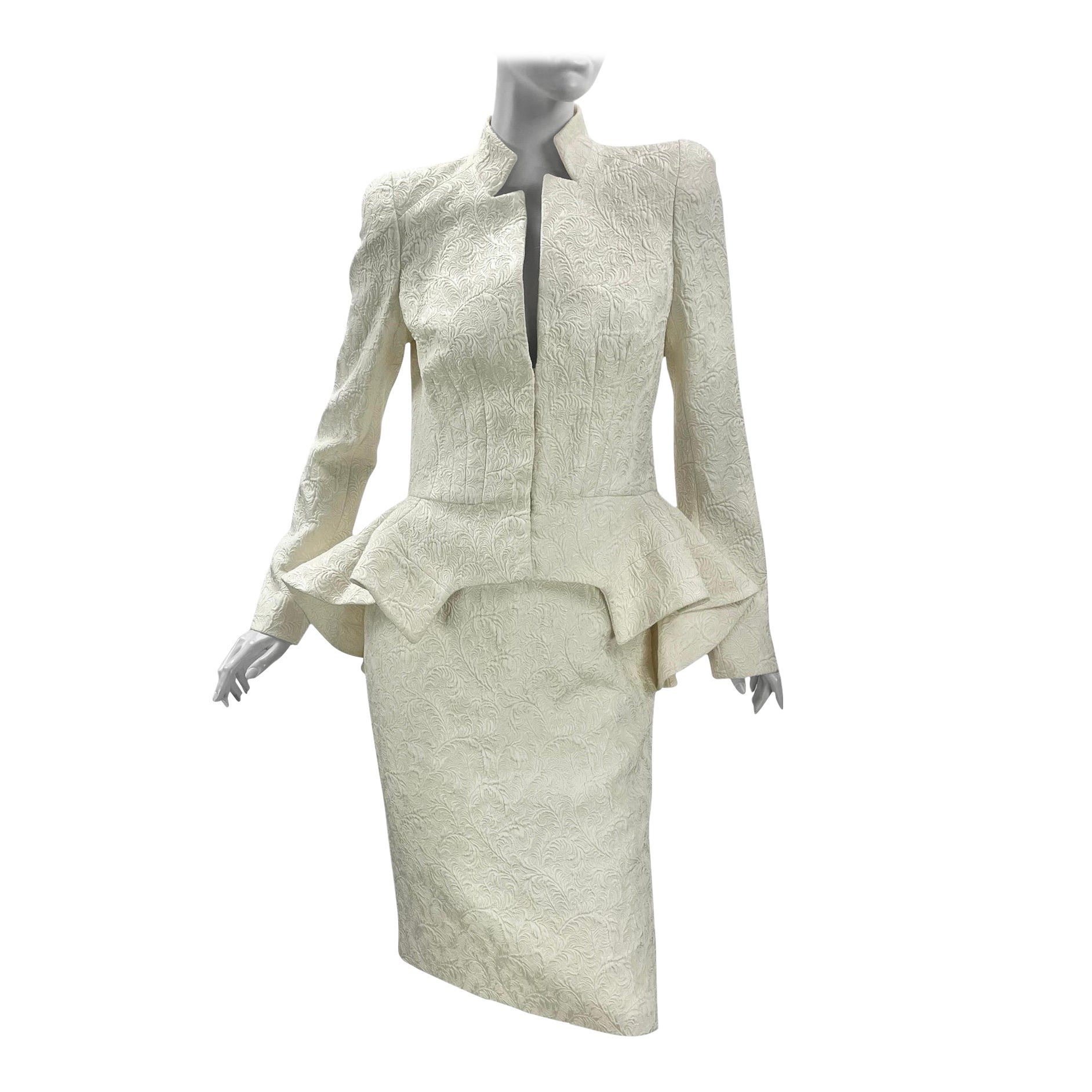 2011 Alexander McQueen Abito con giacca e gonna in broccato bianco perlato in vendita
