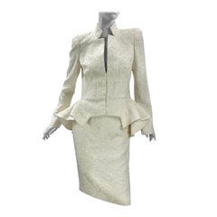 2011 Alexander McQueen Abito con giacca e gonna in broccato bianco perlato