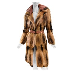 Cappotto di pelliccia Gianni Versace Couture F&F Vintage 2000, visto su Jen in "Hastlers".