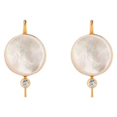 Boucles d'oreilles en nacre blanche avec moissanite.