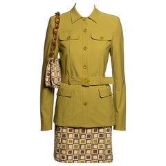 Giacca sahariana color chartreuse, gonna stampata e borsa di Prada, SS 1996