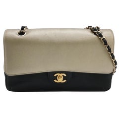 Chanel Classic Flap Oro e Nero in pelle di vitello con hardware dorato a tracolla