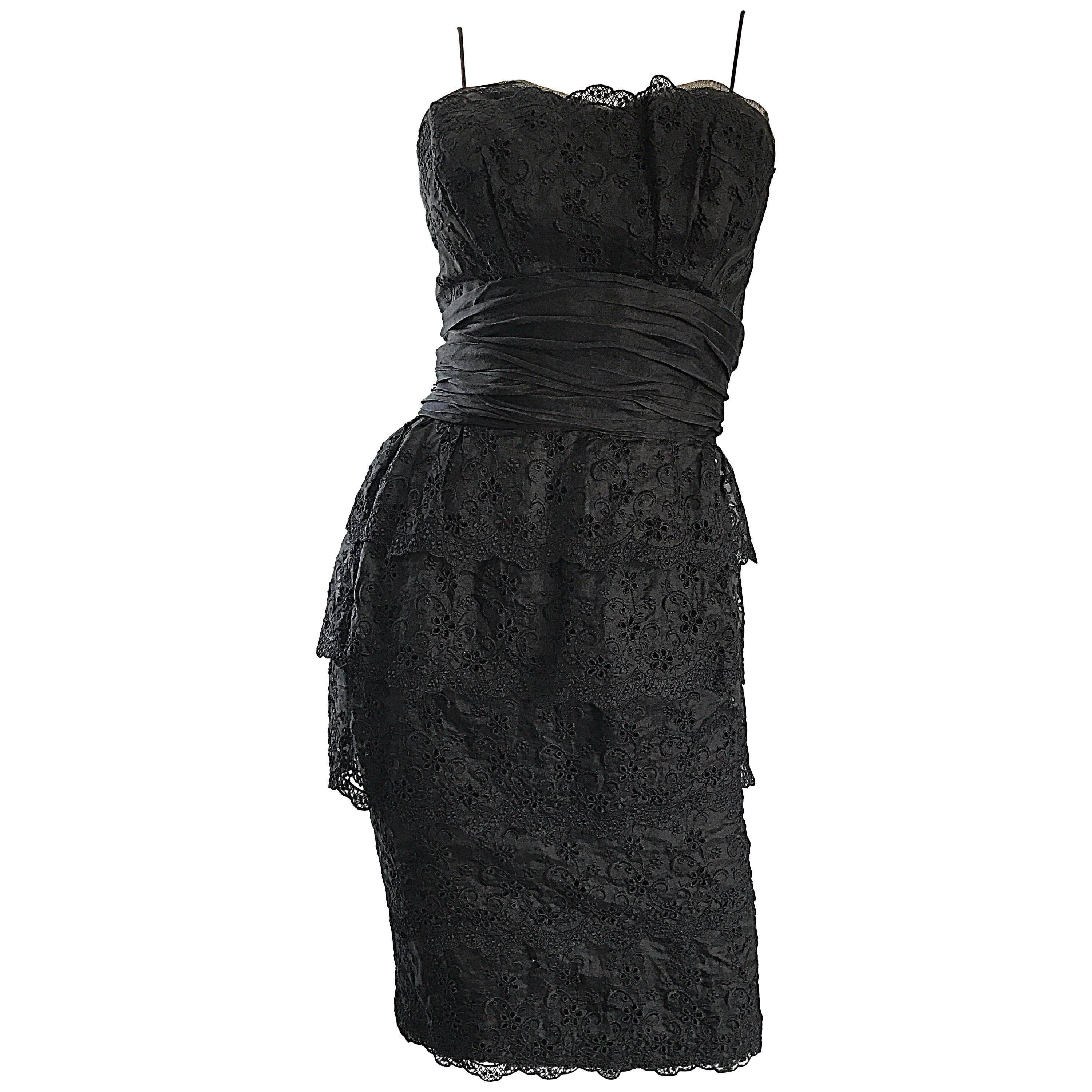 Magnifique robe moulante en soie noire à œillets et dentelle Demi Couture des années 1950 en vente