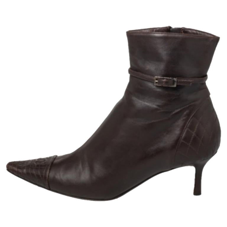 Chanel Botas tobilleras de piel marrón con puntera CC talla 37