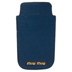 Custodia per telefono in pelle blu di Miu Miu