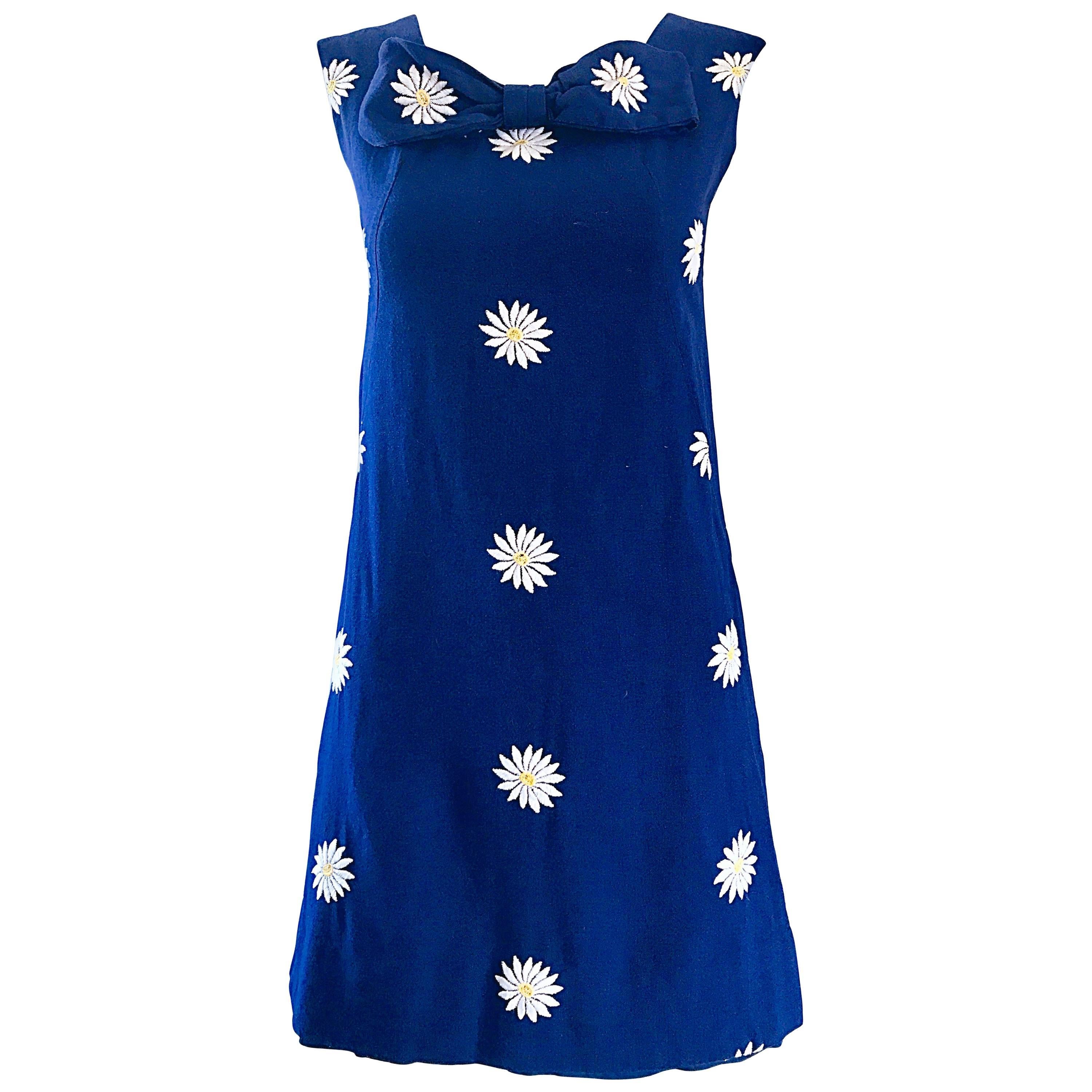 Chic 1960s Navy Blue Cotton Daisy Flower Print Vintage 60s Shift A - Line Dress in vendita