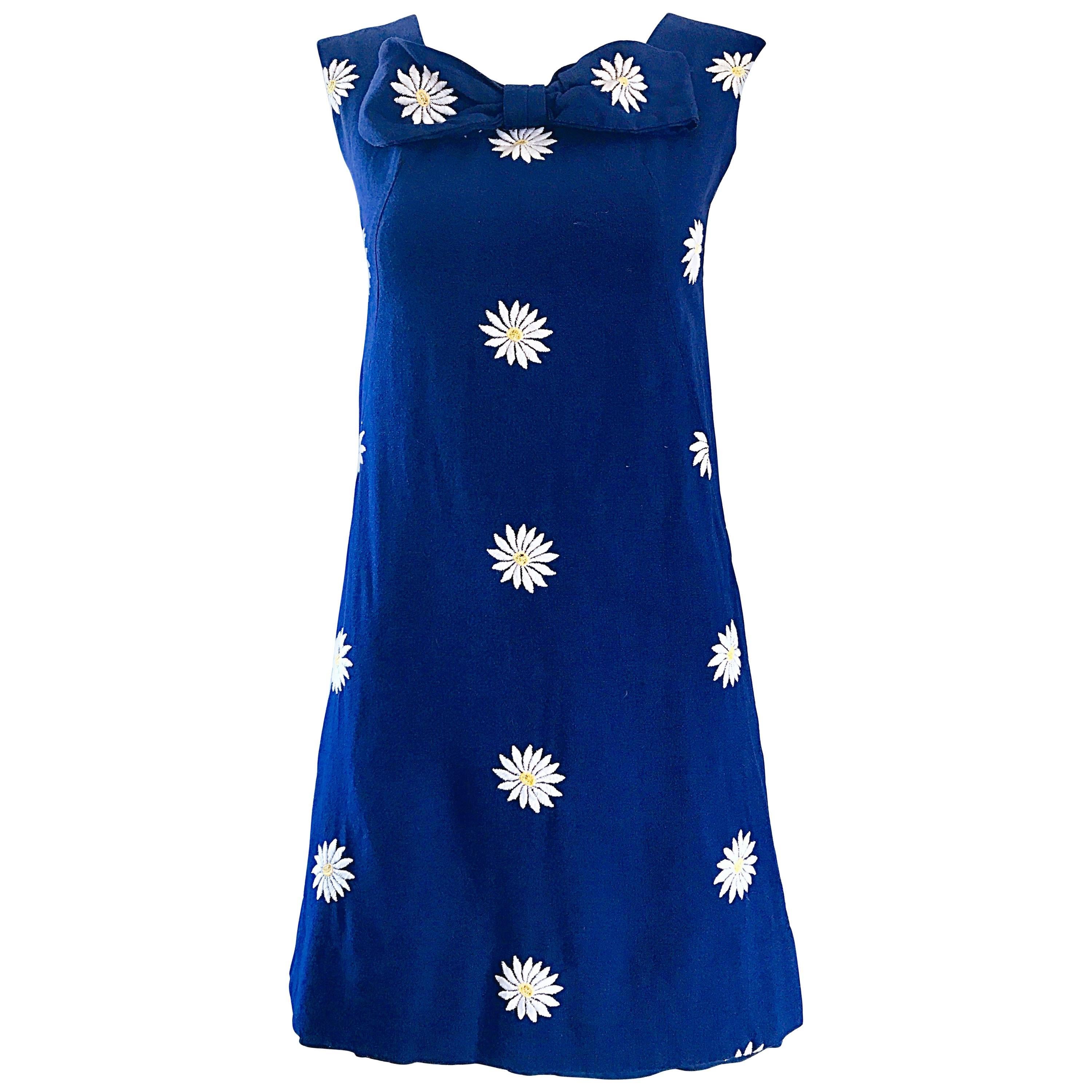 Chic 1960s Navy Blue Cotton Daisy Flower Print Vintage 60s Shift A - Line Dress For Sale