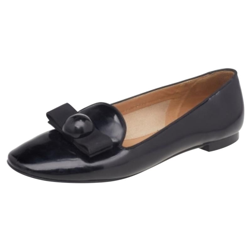 From the house of Salvatore Ferragamo, these smoking slippers are tastefully designed. This classic pair in patent leather will match well with several of your outfits. The black pair features bows on the uppers, almond toes, low heels, and