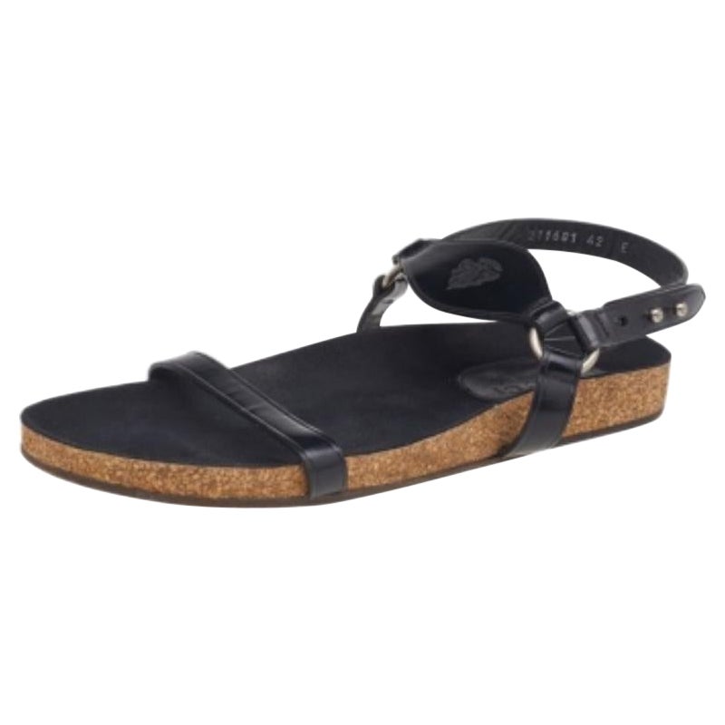 Add a dazzling touch to your outfit with these Hysteria flat sandals by Gucci. These flats are made from black leather that is accented with the iconic crest detailing. You can walk in these flats all day long thanks to their comfortable leather