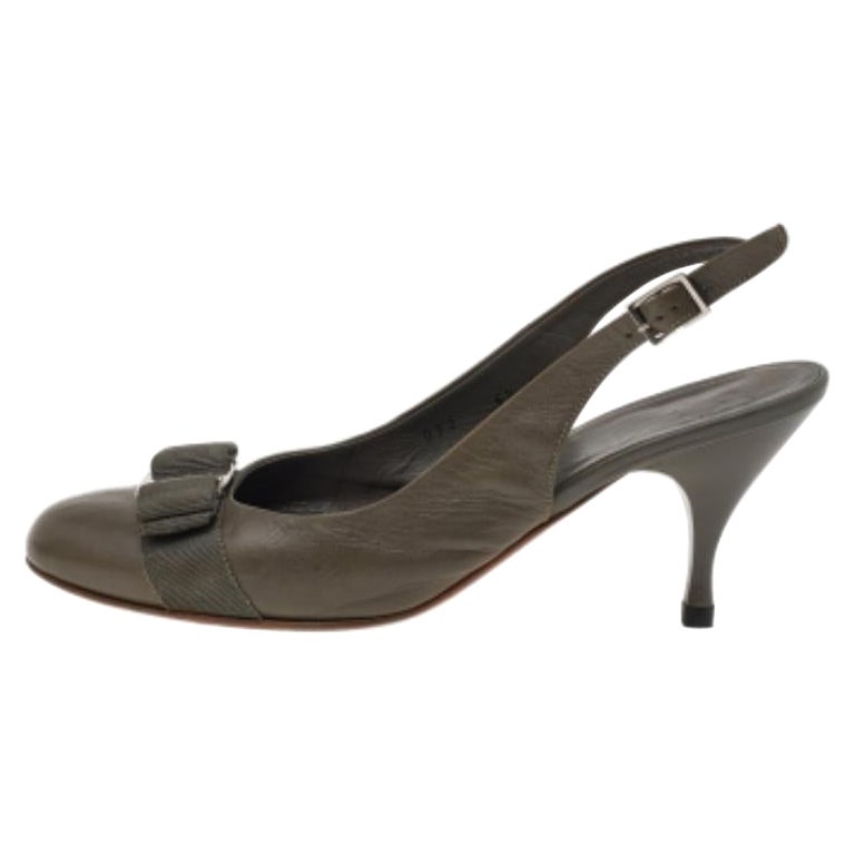 Salvatore Ferragamo Grey Leather Vara Bow Slingback Pumps Size 37 For Sale