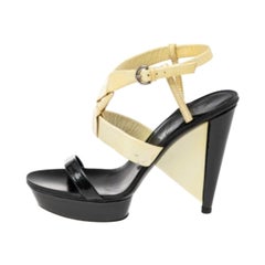 Sergio Rossi Cream/Black Patent Leather Platform Ankle Strap Sandals Size 39 (Sandales à plateforme en cuir verni crème/noir)