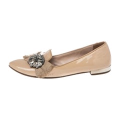 Miu Chaussures de ballet nues en cuir verni avec cristaux et nœud, taille 37