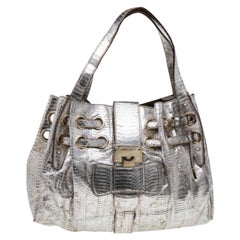 Jimmy Choo Tote Riki de serpiente de agua plateada metalizada