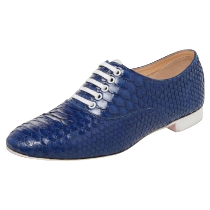 Noch nie sahen Oxfords so glamourös aus, wie mit diesen von Christian Louboutin! Sie sind mit exotischem Pythonleder überzogen, haben eine mandelförmige Zehenpartie, eine Schnürung auf dem Vorderblatt und einen kurzen Absatz. Sie sind mit einer