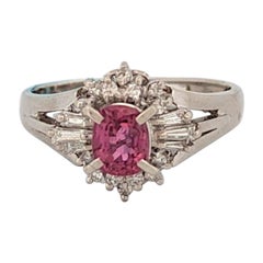 Anello Luna Ruby Diamond, platino con rubino ovale Nature da 0,78 ct e diamante da 0,28 ct.