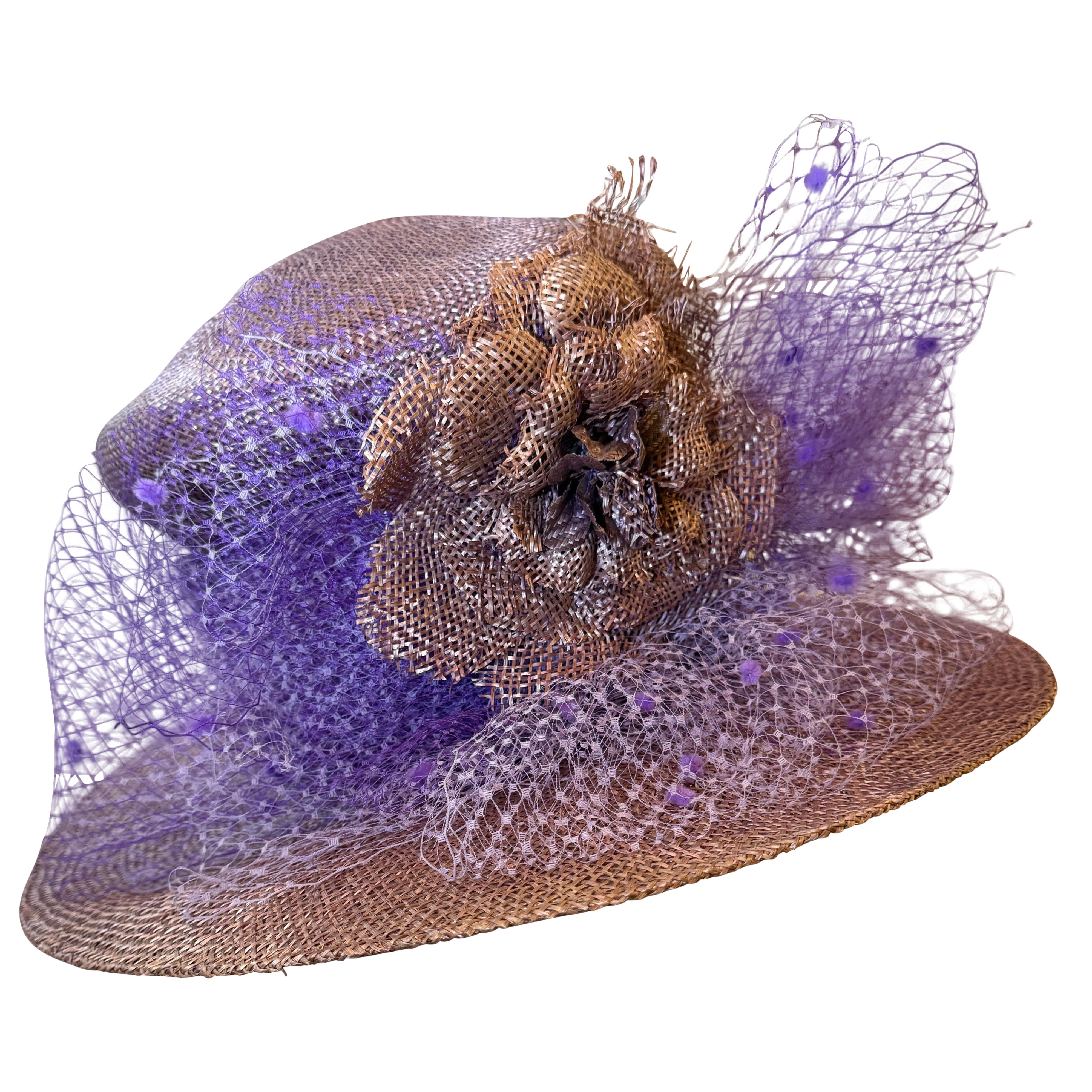 Cappello a tesa larga in paglia lavanda su misura con fascia larga e tulle