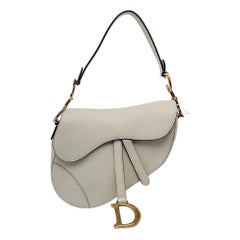 Sac à main Dior de taille moyenne en cuir grainé blanc et accessoires dorés