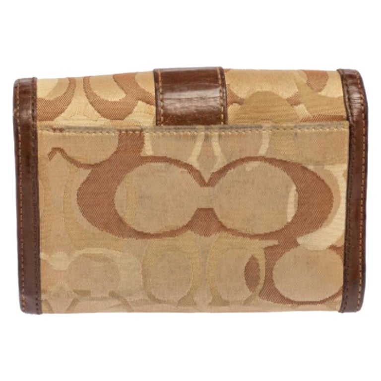Portafoglio compatto in tela e pelle beige/marrone firmato Coach in vendita