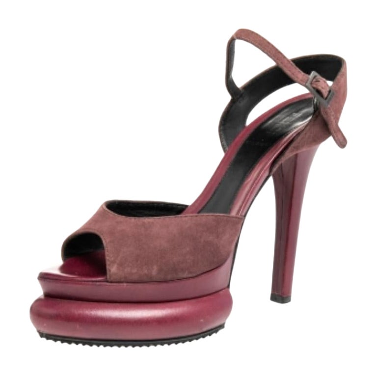 Estas sandalias de Fendi te elevarán con facilidad. Fabricados en Italia, están confeccionados en ante afelpado con una silueta encantadora. Presentan puntera abierta, llamativas plataformas, correas abrochadas en el tobillo y tacón de 14 cm. Están