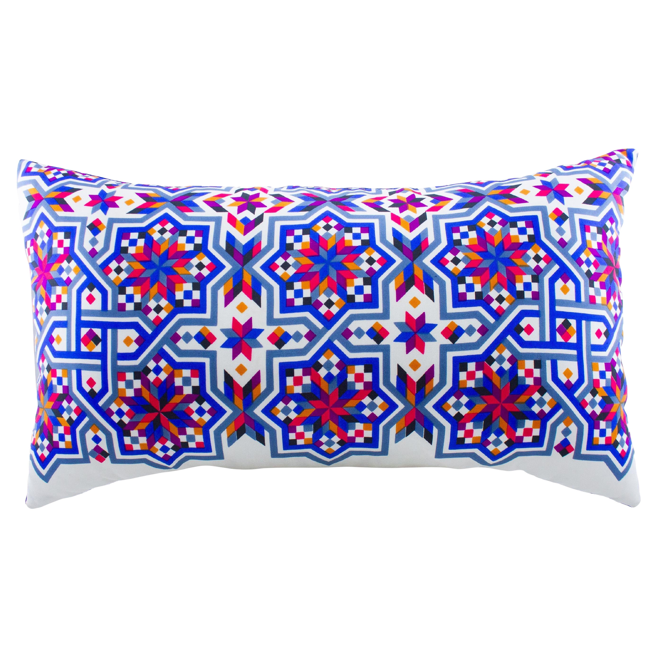 Coussin décoratif Schiaparelli en soie et velours à imprimé géométrique en vente