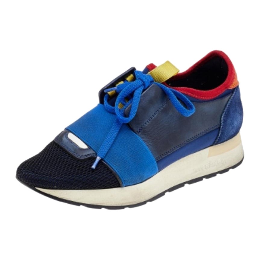Les baskets Race Runner de Balenciaga ont été confectionnées à partir de matériaux de qualité et présentent une silhouette chic. Ils sont dotés d'orteils recouverts, de brides sur l'empeigne et de fermetures à nouer. Elles sont dotées d'une semelle