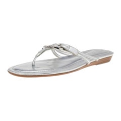 Tod's Sandales Thong plates en cuir argenté taille 38,5
