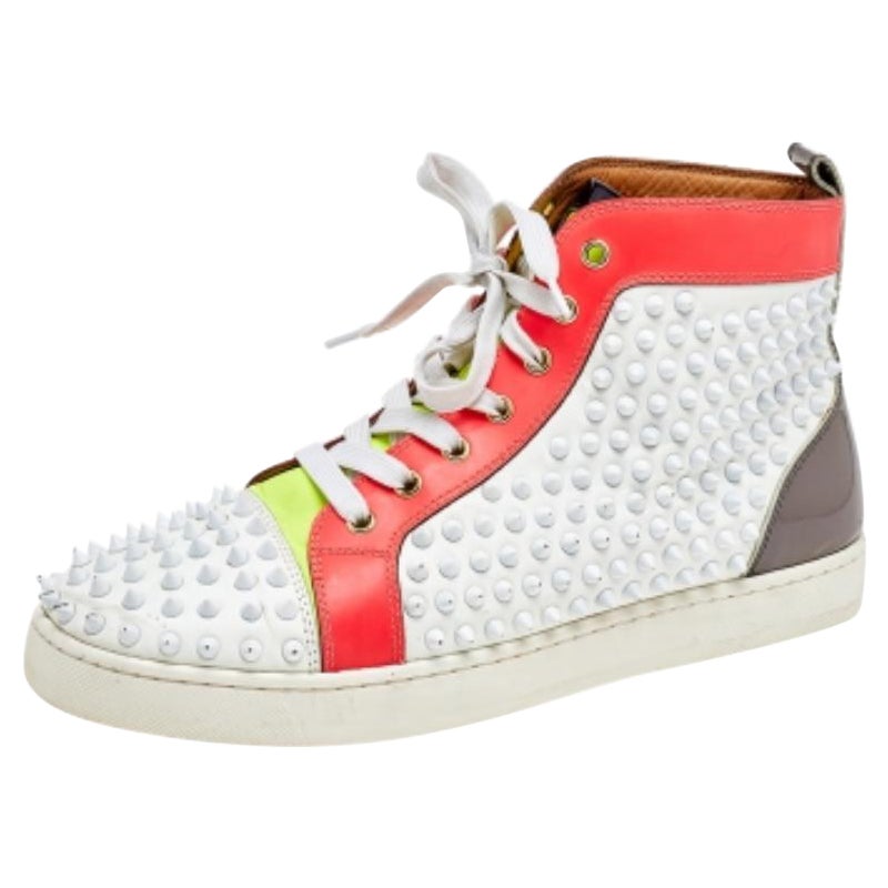 Wir sehen die kantige Ästhetik von Christian Louboutin in diesen Sneakern gut umgesetzt. Sie sind aus hochwertigen MATERIALEN gefertigt und über und über mit Spikes versehen. Schnürsenkel und Innensohlen aus Leder vervollständigen sie. Die roten