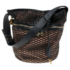 Alexander McQueen Schwarze/Peachfarbene gewebte Eimertasche aus Leder mit Totenkopf