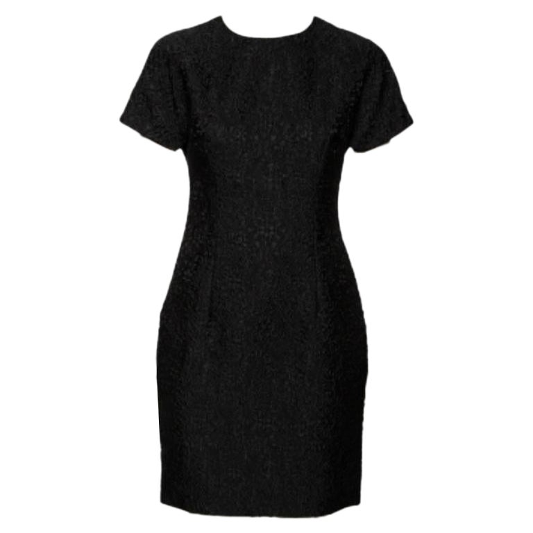 Dolce & Gabbana, robe fourreau noire en jacquard gaufré à fleurs, taille M