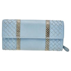 Portafoglio continentale con patta di Bottega Veneta in pelle Intrecciato Blu e finiture in pelle di serpente