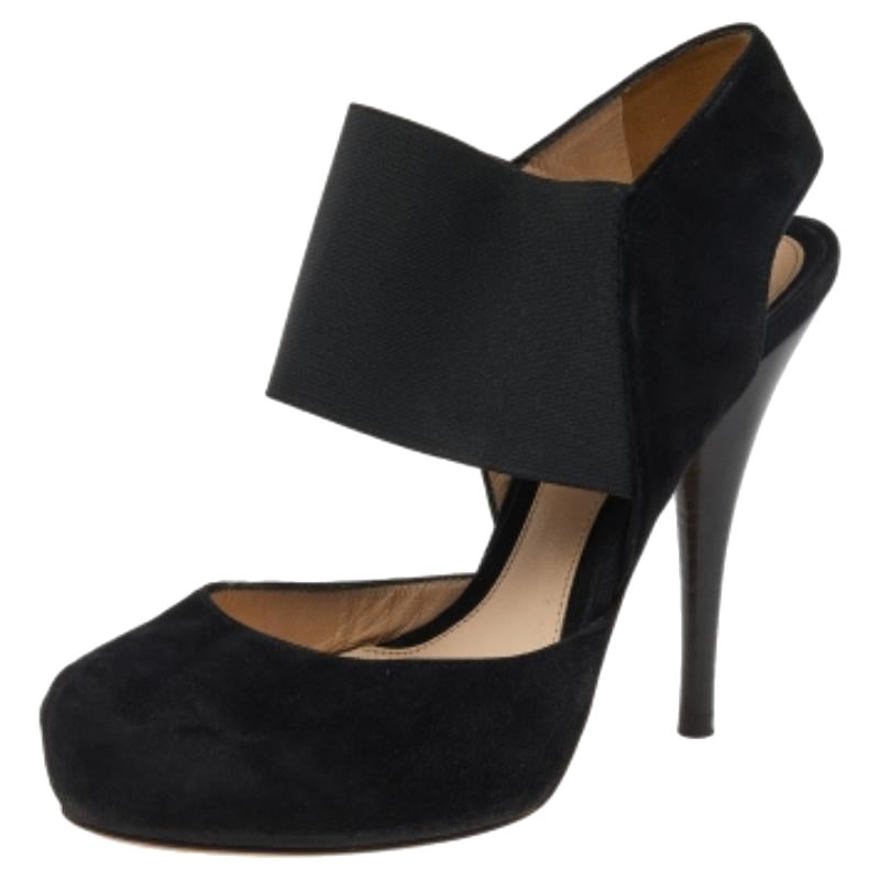 Taillées dans une structure et une forme qui attirent le regard, ces sandales signées Fendi apporteront une touche décisive à vos pieds. Elles sont fabriquées en daim noir et en élastique et présentent une bride de cheville, des orteils couverts,