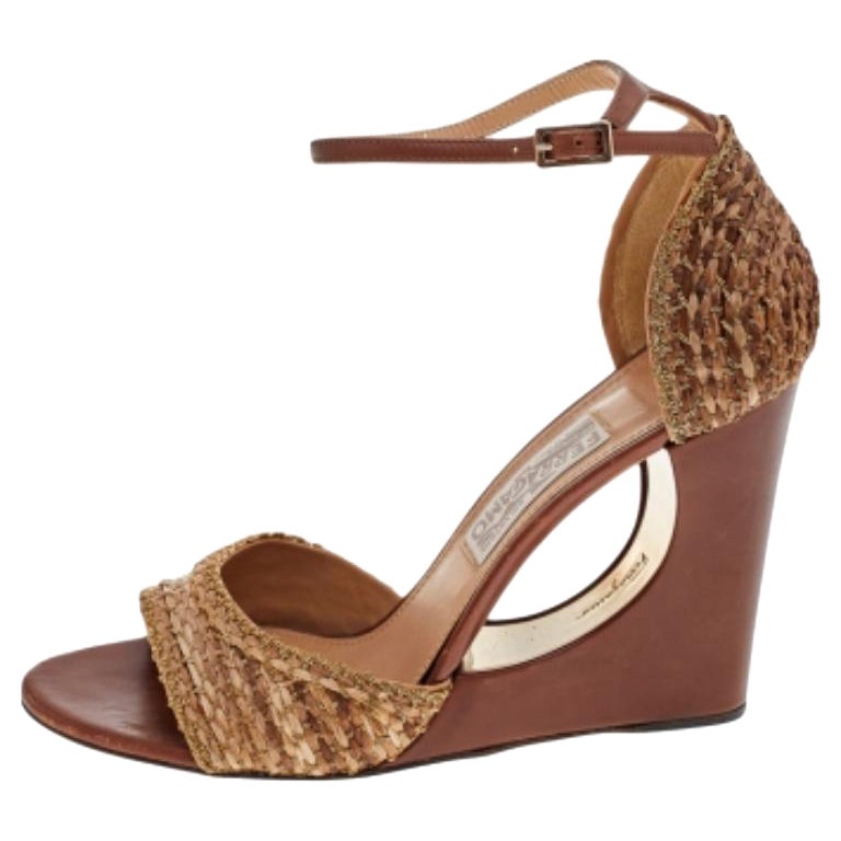 Salvatore Ferragamo Sandali con abbellimento a catena in paglia marrone/tessuto misura 38,5 in vendita