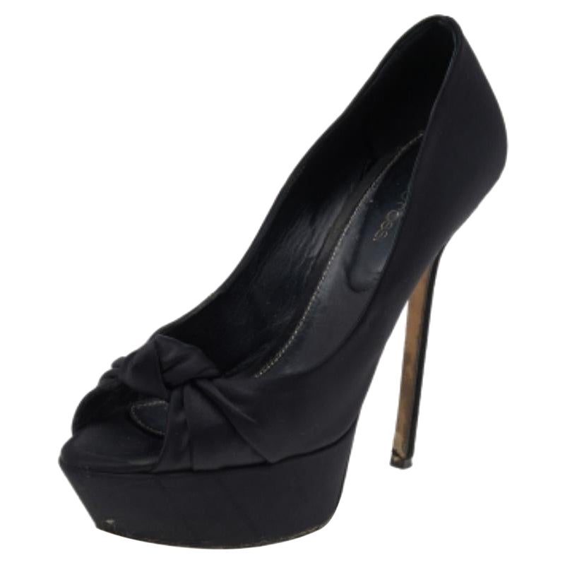 Atemporales, lujosos y versátiles, estos zapatos de salón de Sergio Rossi demuestran por qué la marca es una maestra del calzado. Fabricados en satén en un tono negro, vienen con peep-toes, nudos, cómodas plantillas y cortes elegantes. Estos tacones